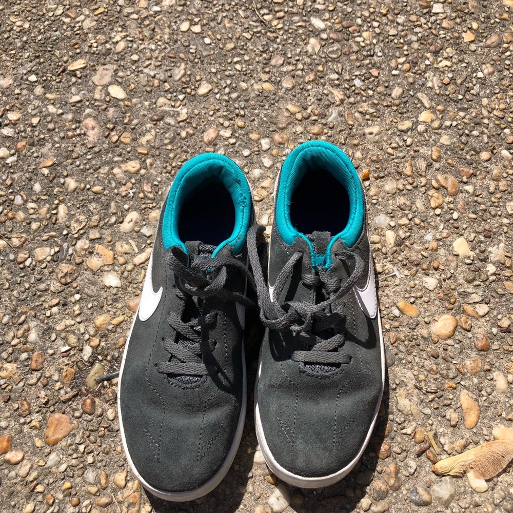 Girls Nike tennis shoes